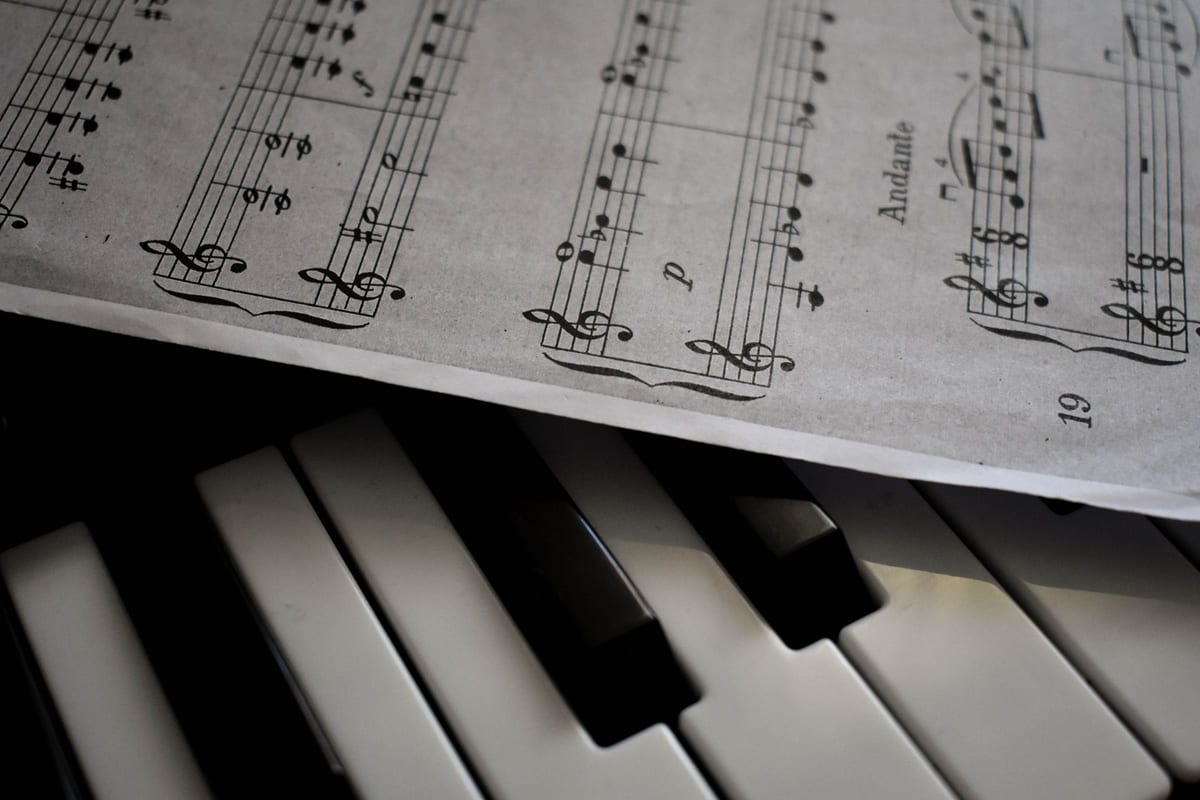 Uno spartito appoggiato sui tasti di un pianoforte, in una luce quasi monocroma: si legge l'indicazione Andante, il numero di pagina, nessuno seduto a suonare. Lo spartito si può fotocopiare e consegnare a chiunque. L'esecuzione, no.